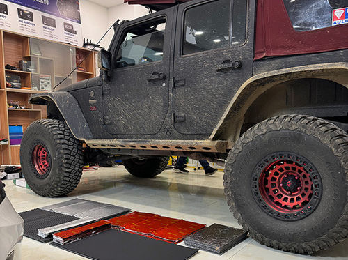 রুবিকন পুরো গাড়িতে উচ্চতর শব্দ নিরোধক