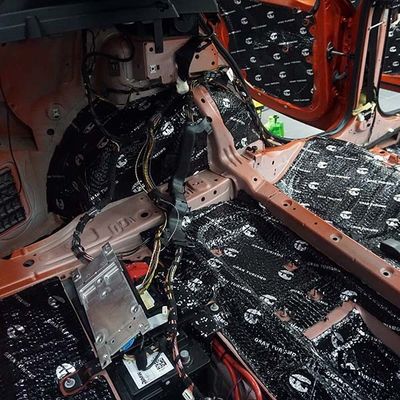 ভালো দাম বিলাসবহুল গাড়ির সাউন্ড প্রুফিং ম্যাট মিশ্র উপাদান কাস্টম অটোমোবাইল সাউন্ড আইসোলেশন অনলাইন